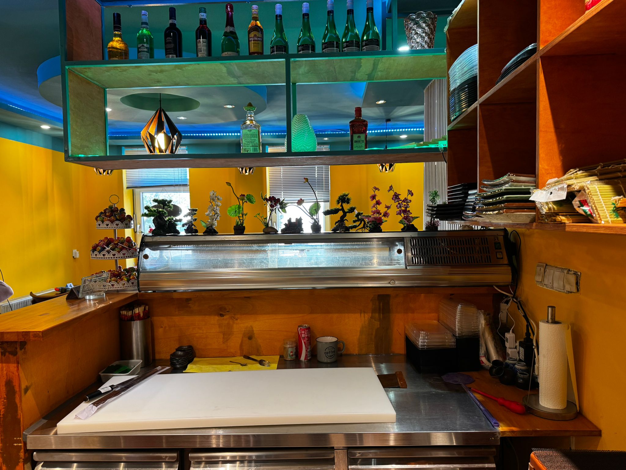 Professionelle Küche mit Sushi-Counter und Arbeitsplatz