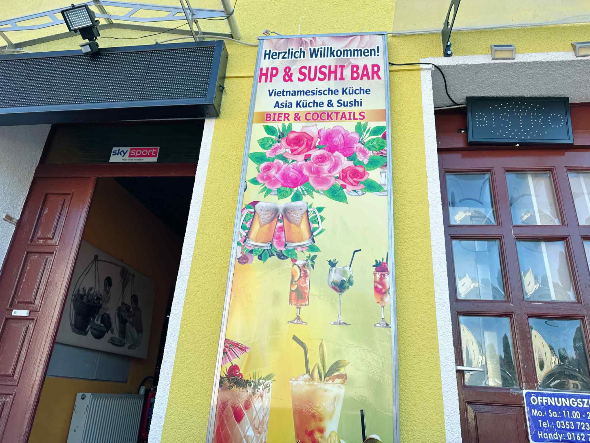 Großes Werbebanner mit Willkommensgruß, Bier & Cocktails Angebot